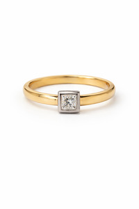 Rings: 18ct Gold Diamond Solitaire Ring