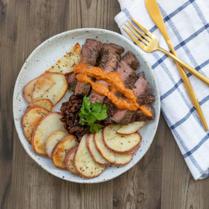 Meals: Steak and Potatoes with Roasted Pepper Sauce and Caramelized Onion - Muscle Chow
