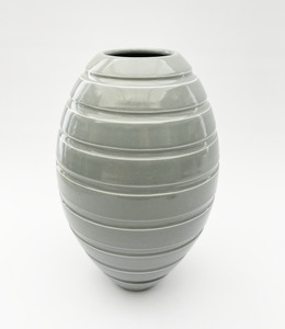 #25-31 GREY RIDGED VESSEL