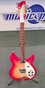 Rickenbacker: Rickenbacker 330 Semi-Hollow Electric Guitar Fireglo (21-Fret)
