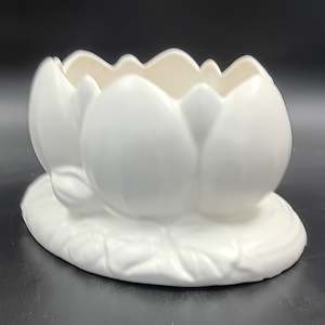 China Brand Clarice Cliff England: Clarice Cliff - Water Lily/Lotus - White Vase