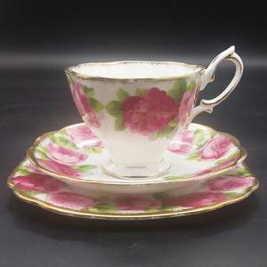 Royal Albert - Old English Rose 1940 - Trio: Malvern Cup, Square Side Plate