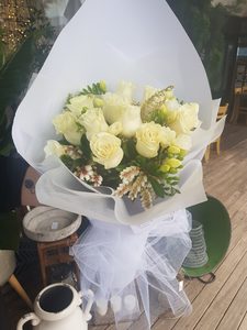 Products: White Roses – Myrrh & Co Florist Mt Maunganui
