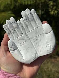 Home Decor: Howlite Offering Hands Bowl