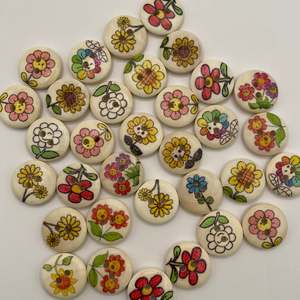 Buttons: Wooden flowers - pack of 25