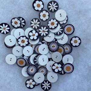 Buttons: Black daisies - pack of 25