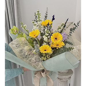 🎓 “Radiant Journey” Graduation Bouquet