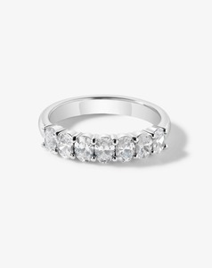 Wedding Bands: Oval Dancer