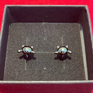 Sterling Silver Earrings – Clinging Cat - Neko Ngeru