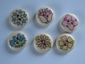 Buttons: 25 Single flower mixed print cream 15mm buttons