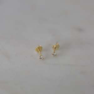 Earrings: Mini Rock Studs Clear - Gold