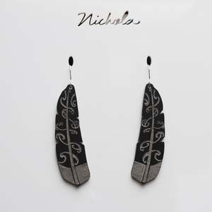 Wg Tikitibu: Earrings Black, Te Raukura