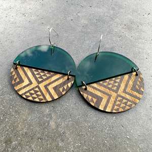 Wg Tikitibu 9 10: Earrings Green, Split Tāniko Split II