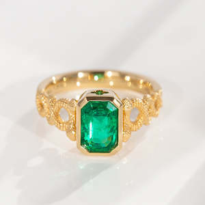 Emerald: 1.66 carat Emerald Snake Charmer ring in 18 carat Gold