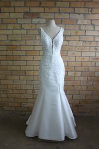 Pre Owned Gowns: Essence of Australia Gown