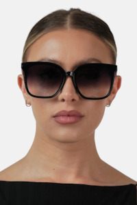 Eyewear: Betty | Black/Smoke Fade