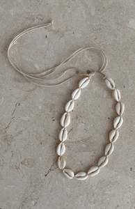 Accessories: SHELL NECKLACE - MINI