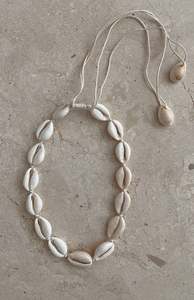Accessories: SHELL NECKLACE - MAMA