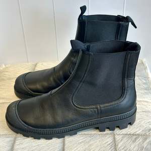 Frontpage: Loewe Leather Double Gore Chelsea Boot - SIZE 40