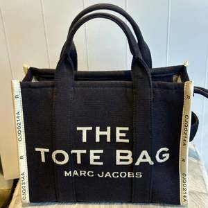 Frontpage: Marc Jacobs Jacquard Tote Bag - SIZE M