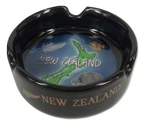 Souvenir Plates: CERAMIC ASHTRY 6X2.5CM W/ NZ MAP