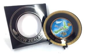 Souvenir Plates: CERAMIC PLATE 3.7" NZ MAP W/STAND