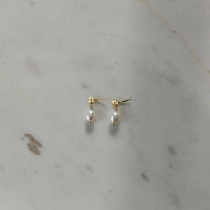 Jewellery: PEARLY DAISY DAY STUDS  - Sophie