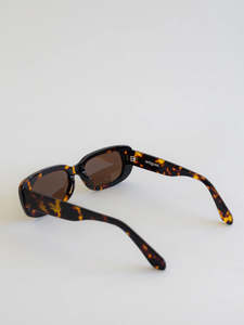Lifestyle: Kelly Sunglasses – Antigone