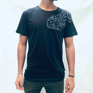 Men: Kiwi Planet Shoulder Tattoo Tee – Midnight