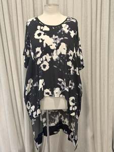 Preloved: Ravon Top - Size M