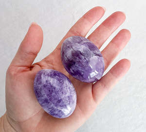 Quartz: Amethyst Palm Stone | Relaxation