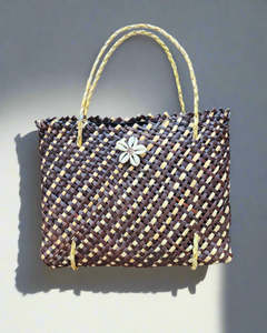 Harakeke Kete with Shells Medium