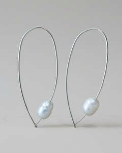 Lyall Floating Pearl Earrings in light & Dark