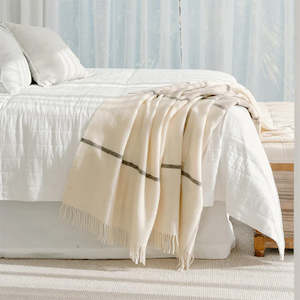 Living: NZ Lambs Wool Throw | Waitoka White