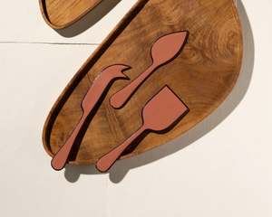 Table: Maia Enamel Cheese Knife Set | Nutmeg