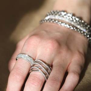 Hulchi Belluni Rings: Single Ring in 18k White Gold with Diamonds