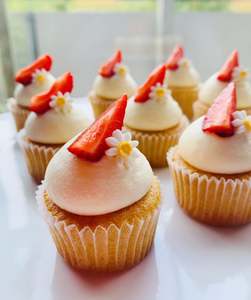 Mini Rose&Strawberry Cupcakes – Ours Cake Studio