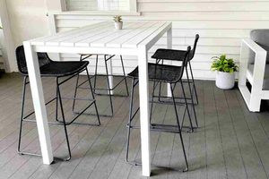 Dinner at Ours Range: 1.4 M White Outdoor Bar Table & 4 Rakino Bar Chairs - &hellip;