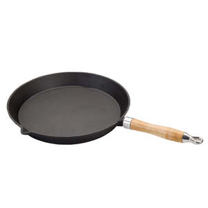 Cookware: Wildtrak Cast Iron Frying Pan - Wooden Handle