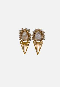 Luxe Eventwear: Pearl En Pointe Earring