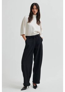 Second Female: Twist Tee | Jet Stream