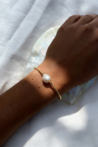 PINIKI FRESHWATER PEARL CUFF