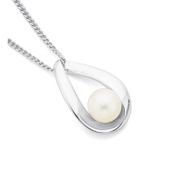 Jewellery: Sterling silver freshwater pearl pendant