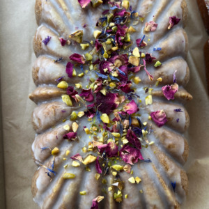 Frontpage: Pistachio, cardamom and lemon cake