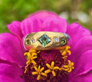 Products: Eclipse ring, princess and brilliant unheated sapphires and E SI diamonds. Size P - Penelope Barnhill Jewellery