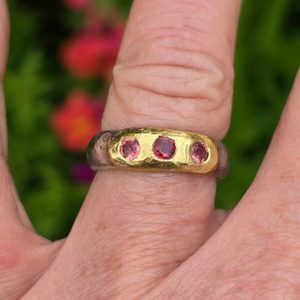 Eclipse ring. 24ct gold, silver, and peach sapphires. Size O - Penelope Barnhill Jewellery
