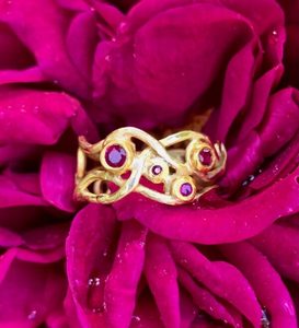 Products: Heart vine ring. 18ct and 24ct gold with rubies. - Penelope Barnhill Jewellery