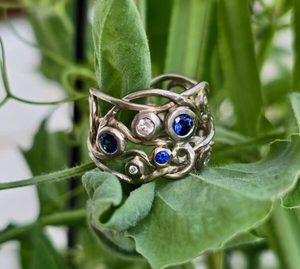 Vine ring. white gold pale platinum mix, diamonds and Ceylon sapphires. Size 0 -&hellip;