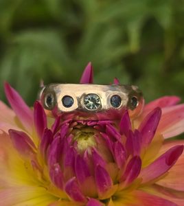 Eclipse ring. 18ct pink gold with unheated green sapphires. Size S - Penelope Ba&hellip;