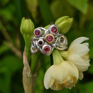 Heart vine ring. silver, 18ct yellow gold, and orange sapphires. Size M 1/2 - Pe&hellip;